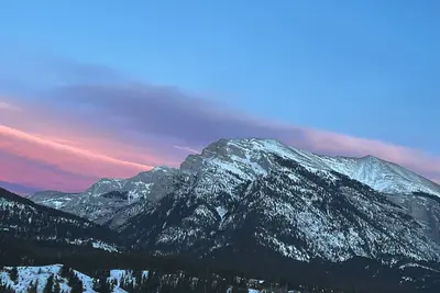 Image de Condo de montagne de charme avec une vue à couper le souffle au cœur de tout!
