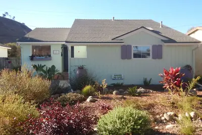 Image de Ventura Oasis dans une belle rue calme bordée d'arbres, à proximité du centre-ville et de la plage