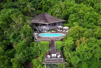 Image de Haiku House, une magnifique villa en bois située dans une forêt tropicale