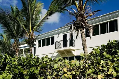 Image de Big Waterfront Beach House À Pied Des Restaurants Et Des Achats De Cruz Bay