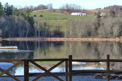 Image de Ce chalet au bord du lac est une escapade idéale pour une famille!