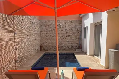Image de villa de ville charmante avec la piscine privée, jardin, air conditionné, Wifi dans le centre v. Agadir
