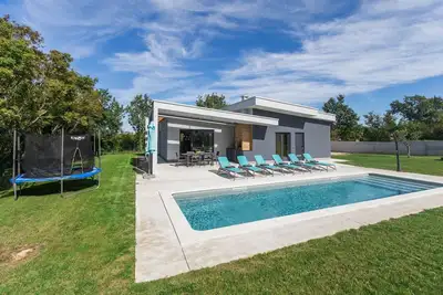 Villa neuve de luxe avec piscine