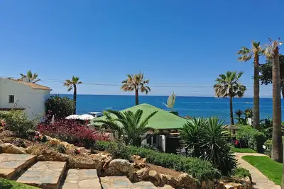 Image de Appartement en bord de mer avec une vue imprenable et récemment rénové avec WiFi et int. Téléviseurs