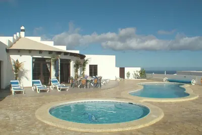 Grande et luxueuse villa avec 2 piscines chauffées et privées