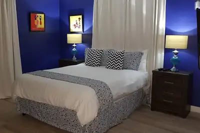 Image de Appartement 2 chambres / 2 salles de bain récemment rénové, nouveau Kingston Très confortable et pratique
