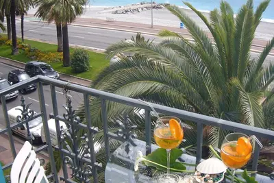 Image de Appartement sur le front de mer, sur la 'Promenade des Anglais' avec garage