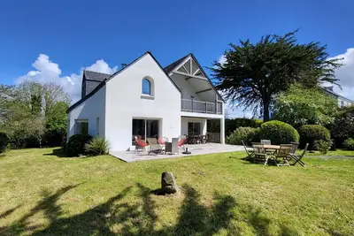 Maison d'architecte avec grand jardin, plage à vélo ou à pied par les sentiers.