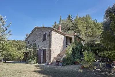 Image de maison en pierre avec jardin et jardin bio entre mer et montagne