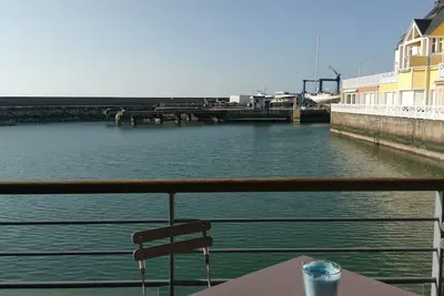 Image de F2 dans la Marina de Deauville