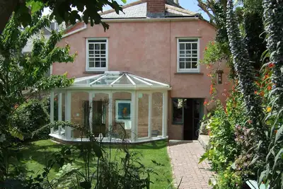 Image de Magnifique maison d'artiste avec jardin isolé et vue sur la mer depuis toutes les pièces.