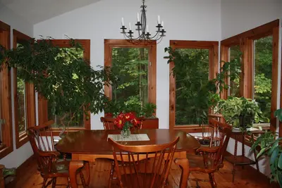 Image de Nouvelle Annonce Cottage contemporain dans les bois en regardant un bassin de printemps privé Fed
