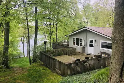Image de Récemment rénové Lake Front Cottage avec la famille Plage privée