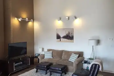 Image de L'un des Seuls 1 Br / 2ba, avec un immense espace de vie! Parfait pour les couples!