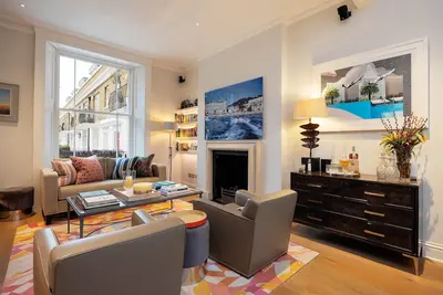 Image de Incroyablement intelligent 3 lit juste à côté de la route du roi. 10 minutes à Victoria (Veeve)