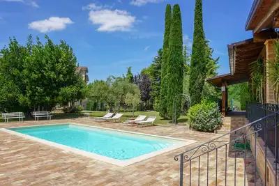 Image de Maison de campagne avec piscine et vue imprenable sur le lac et les montagnes