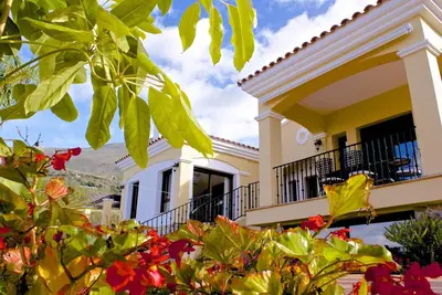 Image de Maison de rêve de luxe exclusive avec vue imprenable, cinéma et salles de jeux.