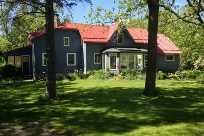 Image de Superbe Waterfront Century Home avec piscine pour 12 personnes. P. E. C