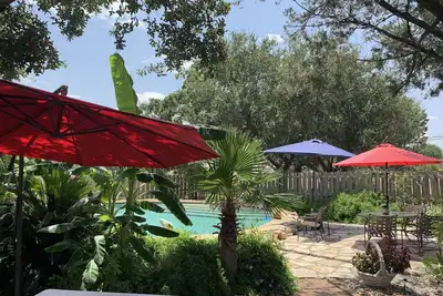 Image de Texas Cabin w / propriété invité piscine. W / accès au lac, cuisine extérieure. 7 personnes.