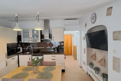 Image de Près de la plage, 4 + 2 personnes, WiFi gratuit, climatisation, Smart / Sat-Tv, chien accepté