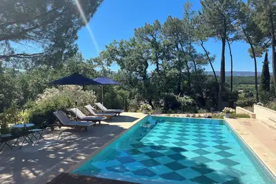 Image de Luxury, contemporary property in Gordes area with infinity pool and full A-C