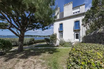 Image de Grande maison les pieds dans l'eau sur une île sans voitures