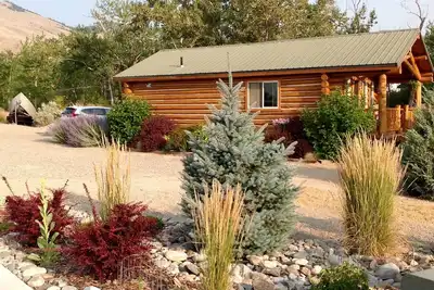 Image de Log Cabin Cozy situé le long du ruisseau Jesse à distance de marche du centre-ville Salmon