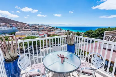 Image de Appartement confortable et central avec un excellent emplacement et vue sur la mer