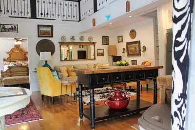 Image de Seul chalet au bord de la rivière à Menton avec pont couvert