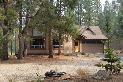 Image de Belle maison lumineuse dans les bois! Sharc passes inclus! Jacuzzi!