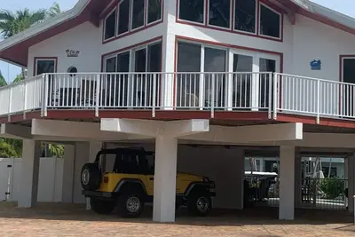 Image de Tiki Chalet Canal avant piscine maison. Accès facile à l'océan