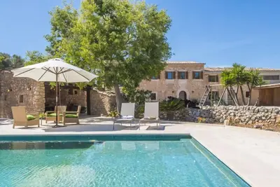 Image de Domaine typique avec piscine Yacuzzi et grand espace extérieur
