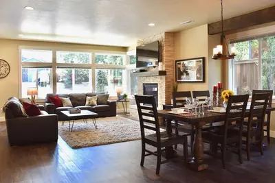 Image de Bluebird Day - Porte rouge - 4 salles de bain complètes - Animaux acceptés - Westside