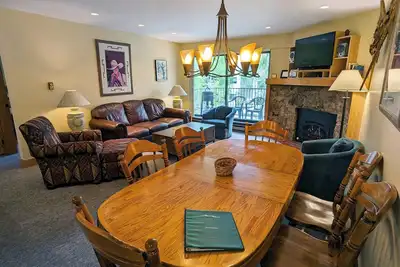 Image de Condo rénové avec WiFi gratuit, parking, piscine chauffée, bains à remous, navette pour les skieurs