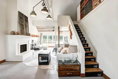 Image de The Vintage Round Top - No. 1450 Stunning Home en vedette dans Country Living Mag