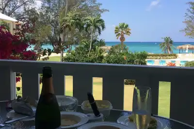 Image de Appartement en bord de plage avec vue imprenable sur l'océan