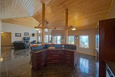 Image de Superbe Post and Beam Home avec les meilleures vues de la vallée, accessible en fauteuil roulant.