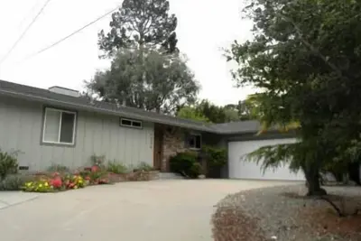 Image de Charmante Maison De Monterey De 2 Chambres NIDÉE Parmi Les Arbres À 5 Min De L'OCÉAN