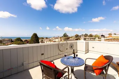 Image de Maison de plage rénovée avec vue sur l'océan ~ Marcher jusqu'à la plage ~ Terrasse sur le toit