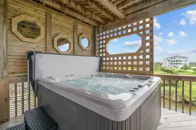 Image de Oasis au bord du canal avec quai pour bateau, 2 kayaks, passes pour embarcadère, bain à remous, piscine extérieure, salle de jeux