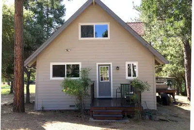Image de Cabine Dans Les Pins Près De Yosemite