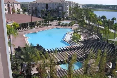 Image de Villa Bella Vista Cay Penthouse / Condo au bord du lac avec vue sur la piscine et le lac Cay