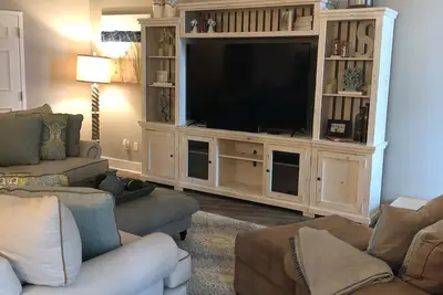 Image de Rénovation complète! Le plus grand plan d'étage - bâtiment St Maarten. 3Bdr / 3Ba. Unité de coin.