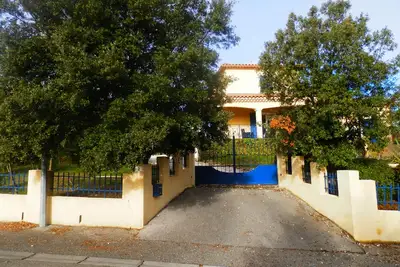 Maison récente  intégrée dans un cadre arboré de chênes, avec piscine.