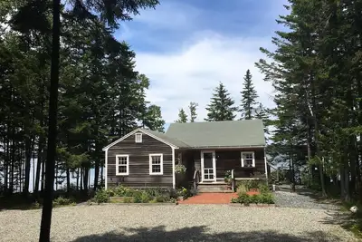 Image de Chalet confortable et privé sur l'eau.