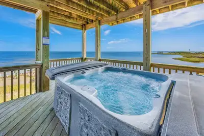 Image de Soundfront Home conçu sur mesure avec bain à remous, promenade privée, bateau glisse, barbecue