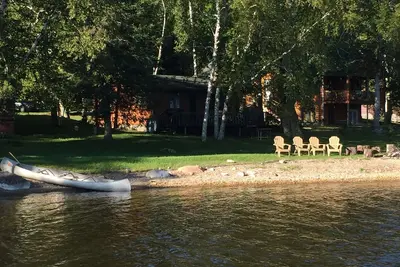 Image de Cabine avec quai privé, ascenseur à bateaux, plage et petit point sur Big Bay, lac Vermilion