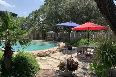 Image de Cabine confortable avec belle piscine d'hôtes avec accès au lac. 4 couchages!