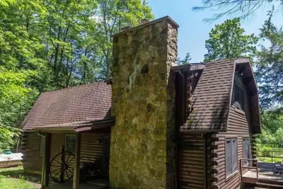 Image de \"Timber Acres\" est niché dans les bois avec étang privé à Eagles Mere