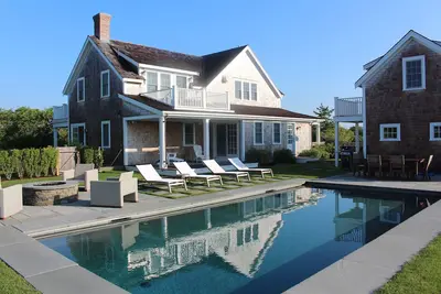 Image de Nouvelle maison sur une grande, lot privé W / piscine d'eau salée chauffée et vue sur le port lointain